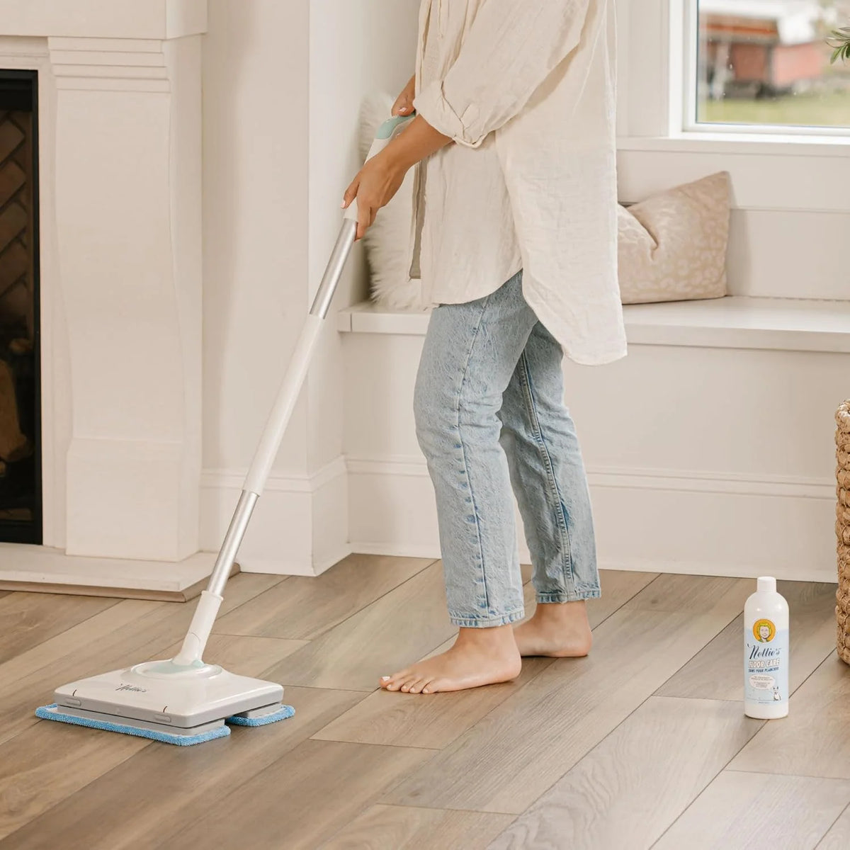 With adjustable handle and built-in water tank - built-in LED lights for thorough cleaning - wireless. battery-powered and easy to use - suitable for all floor types. environmentally friendly and sustainable