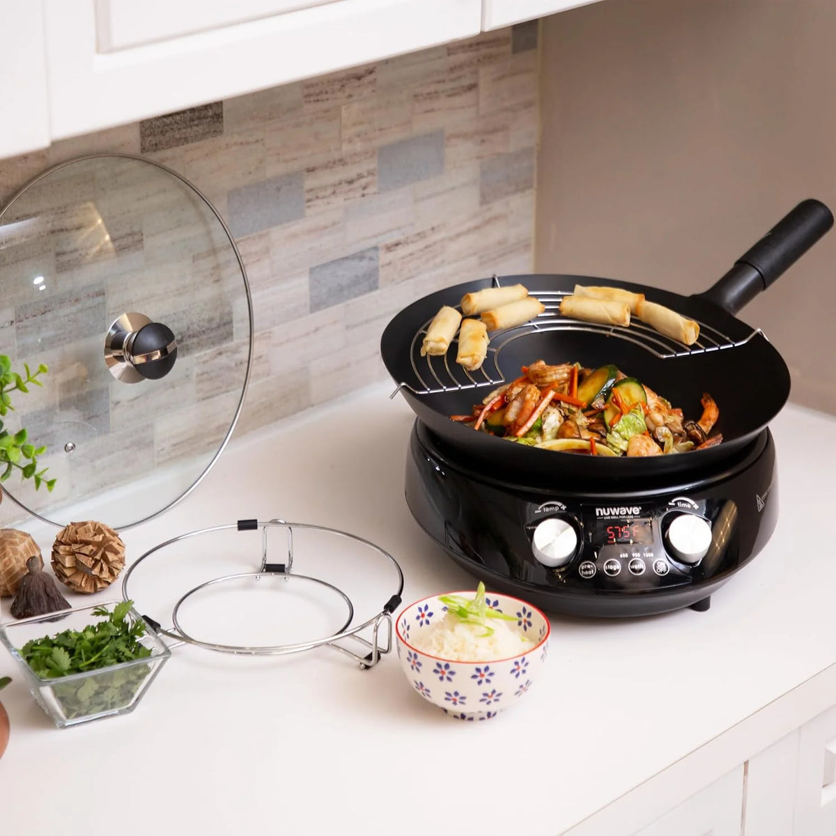 The electromagnetic frying pan can precisely control the temperature. ranging from 100°F to 575°F with intervals of 5°F. The pan body is dark in color. which can add complex charred aromas and flavors. The power is 3 watts. The specifications are 600