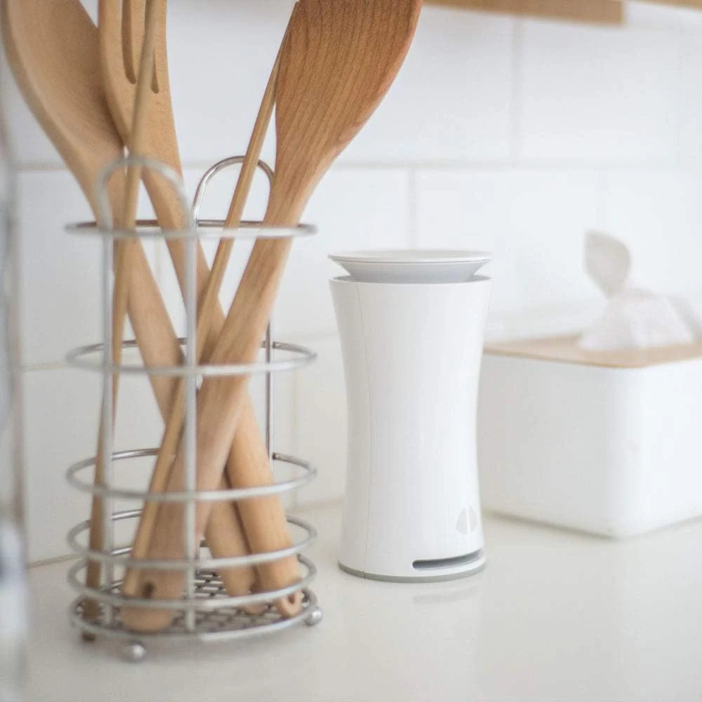 The 9-in-1 intelligent air quality monitor is suitable for indoor environments. It integrates an intelligent temperature sensor. an intelligent humidity sensor. a carbon dioxide monitor. and a mold detector. and comes with a free mobile application.