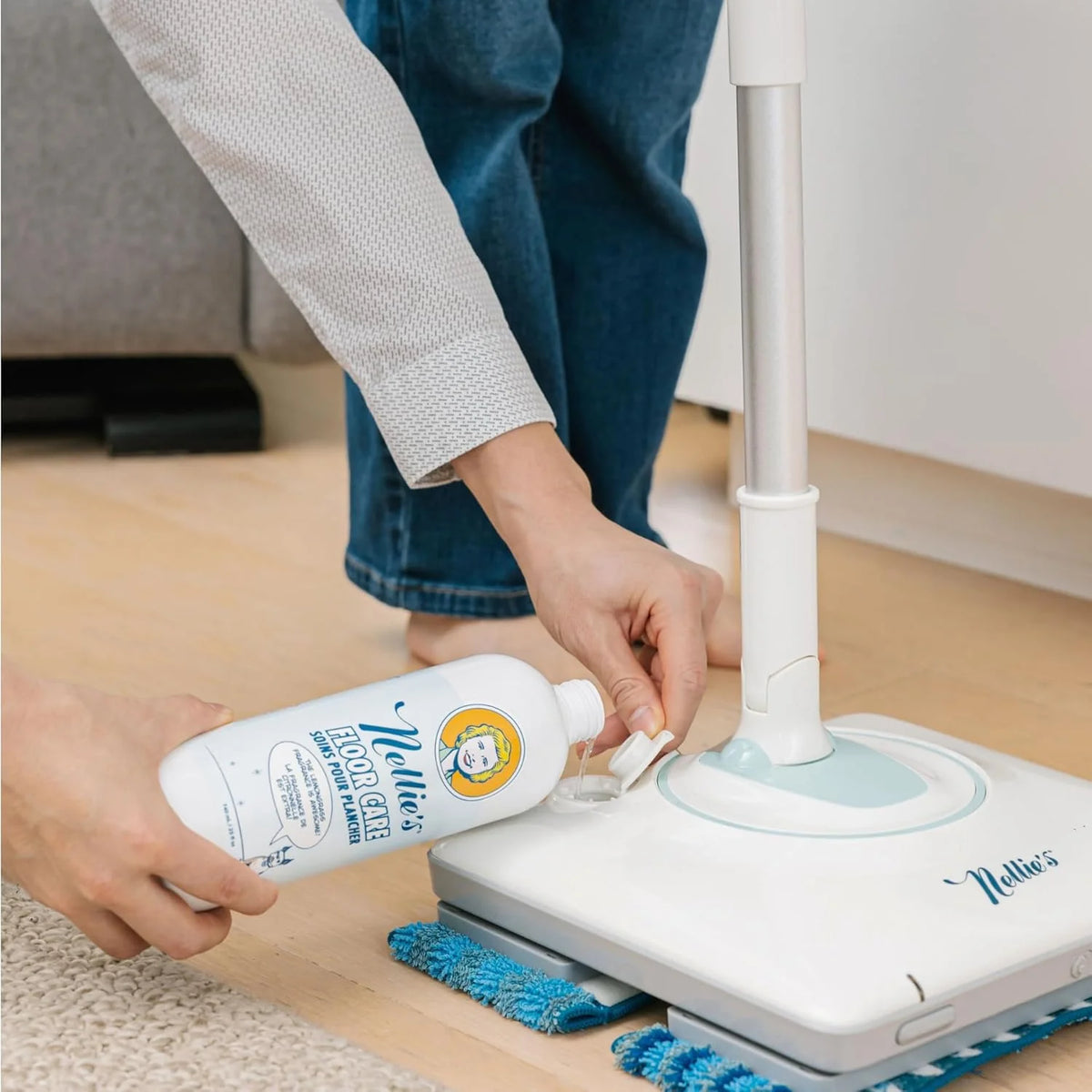 With adjustable handle and built-in water tank - built-in LED lights for thorough cleaning - wireless. battery-powered and easy to use - suitable for all floor types. environmentally friendly and sustainable