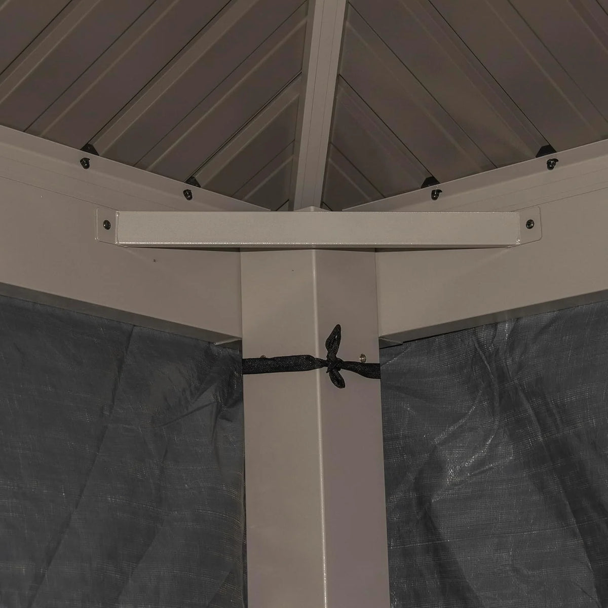 Universal winter tarpaulin. suitable for tall sunshades. used for storing barbecue grills and outdoor furniture. with fireproof and weather-resistant properties. measuring 10 feet by 12 feet. and in gray color.