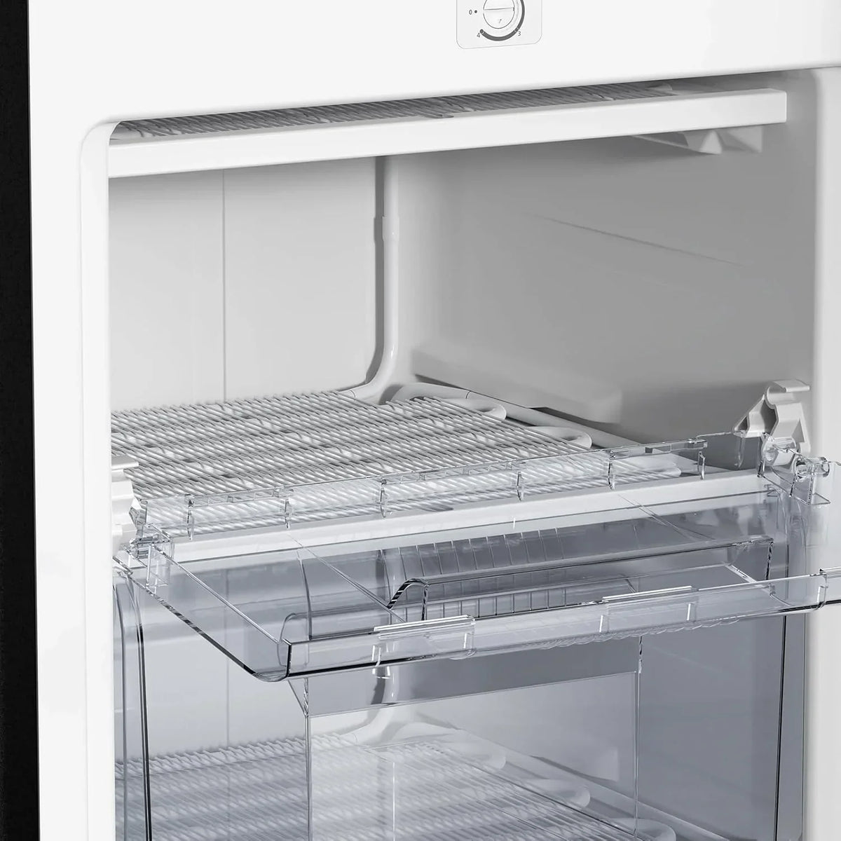 Congelador vertical independiente CHiQ. 145L de capacidad. congelación rápida. termostato ajustable. silencioso. puerta reversible. negro.