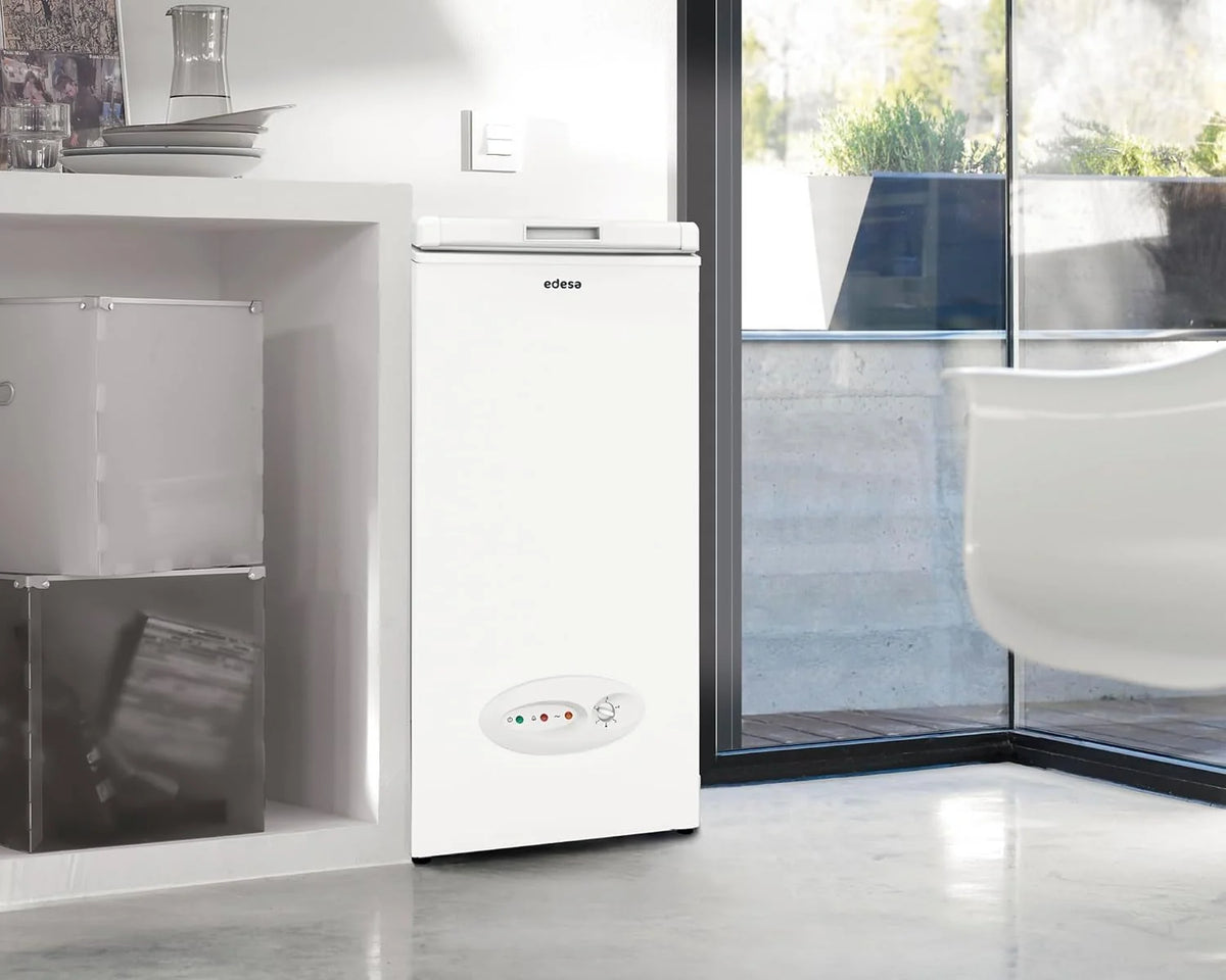 Edesa Congelador Horizontal EZH-0611. Altura 0.84 m. Termostato Ajustable. Fácil Limpieza. Alarma Integrada. Bajo Nivel Sonoro. Gran Capacidad 59 l.