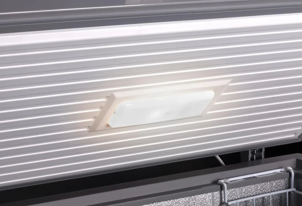 METRO Professional Congelador horizontal GHF2700S. 188 x 73.5 x 94.5 cm. 700 L. 125W. 3 cestas. iluminación LED. 6 ruedas. con cerradura. blanco/gris