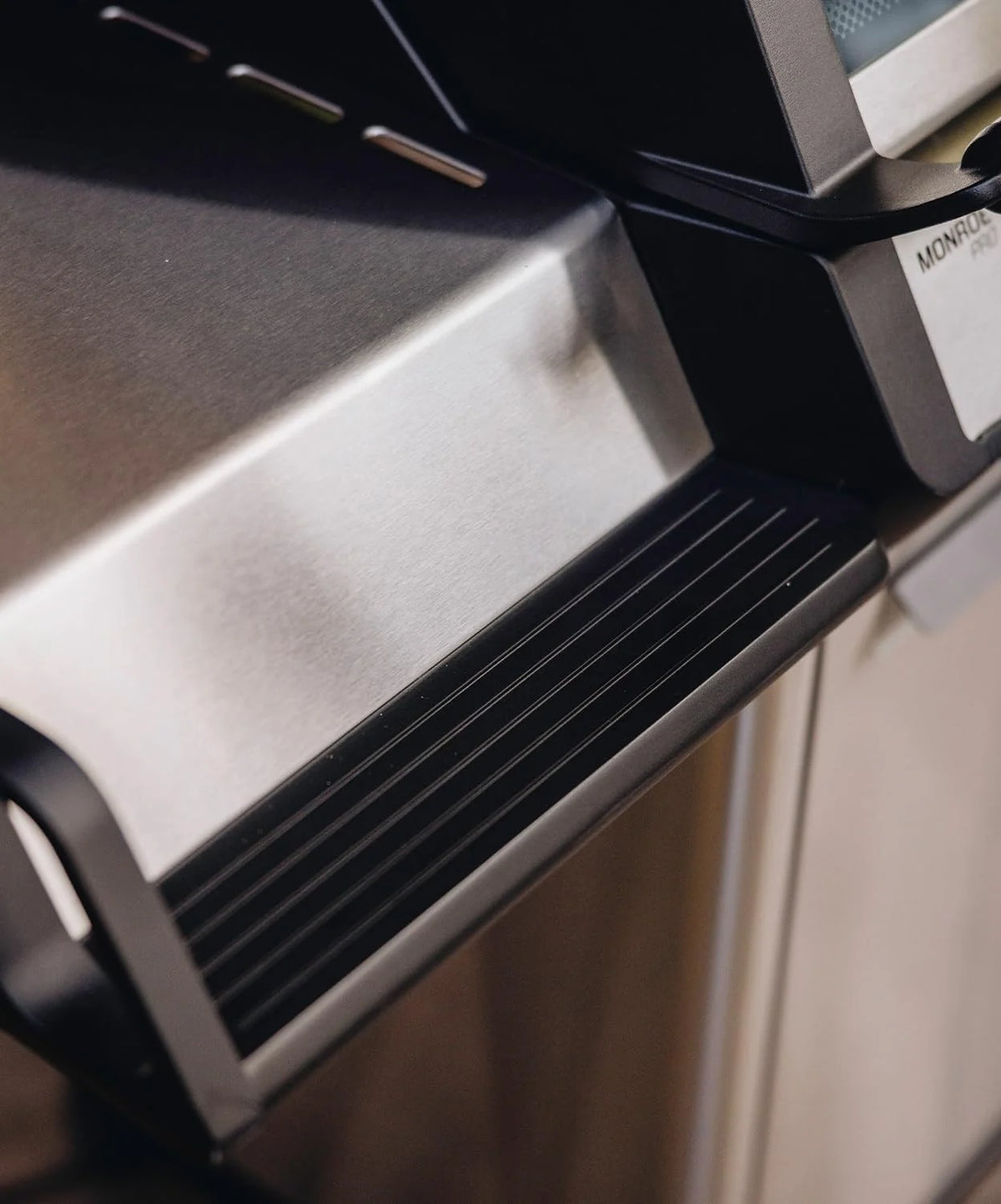 Enders Gasgrill Monroe Pro 4 SIKR Turbo. 4-Brenner. mit Kocher und Infrarot-Heckbrenner. PanoVision Sichtfenster. Gussrost. Aluguss Grill. 800 °C