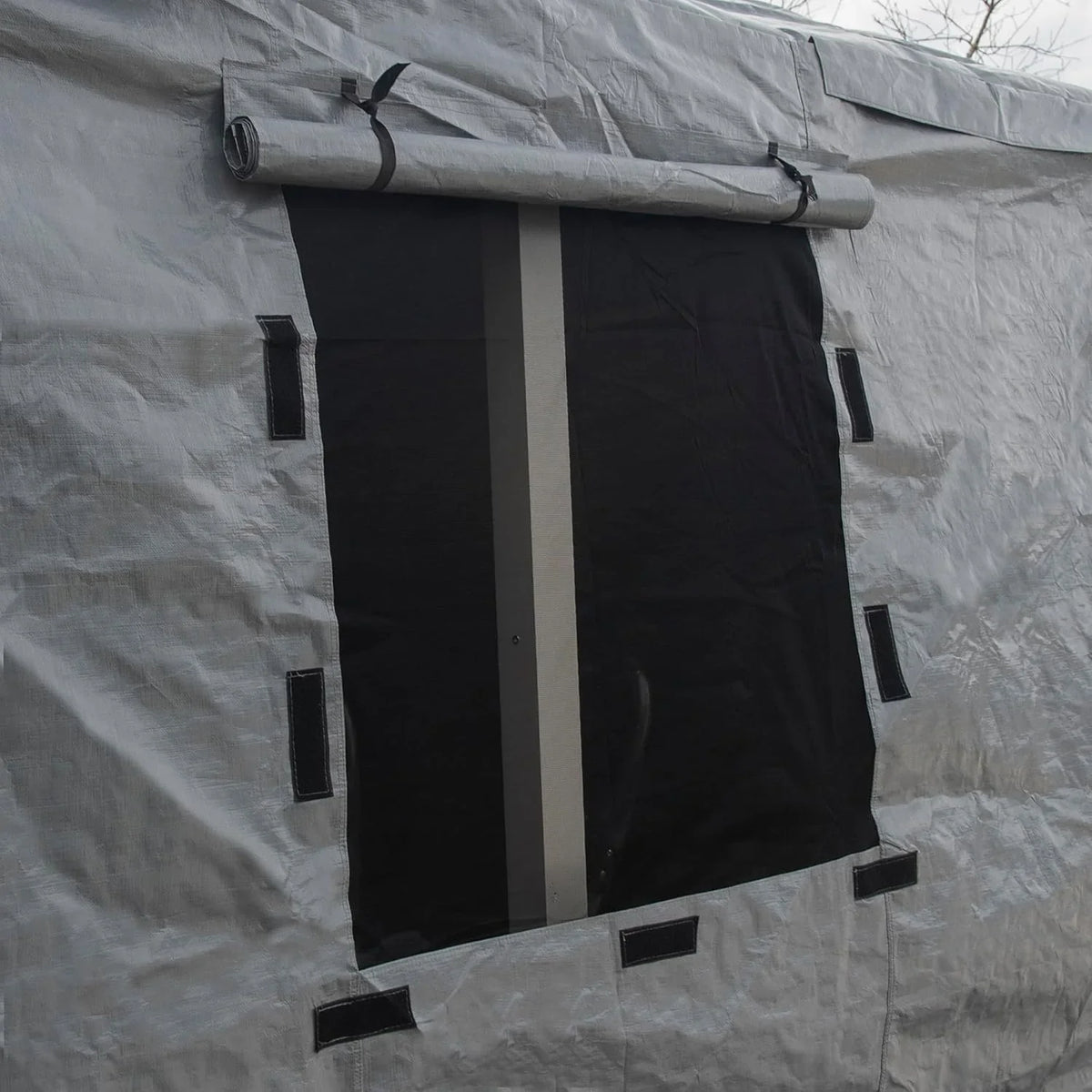 Universal winter tarpaulin. suitable for tall sunshades. used for storing barbecue grills and outdoor furniture. with fireproof and weather-resistant properties. measuring 10 feet by 12 feet. and in gray color.