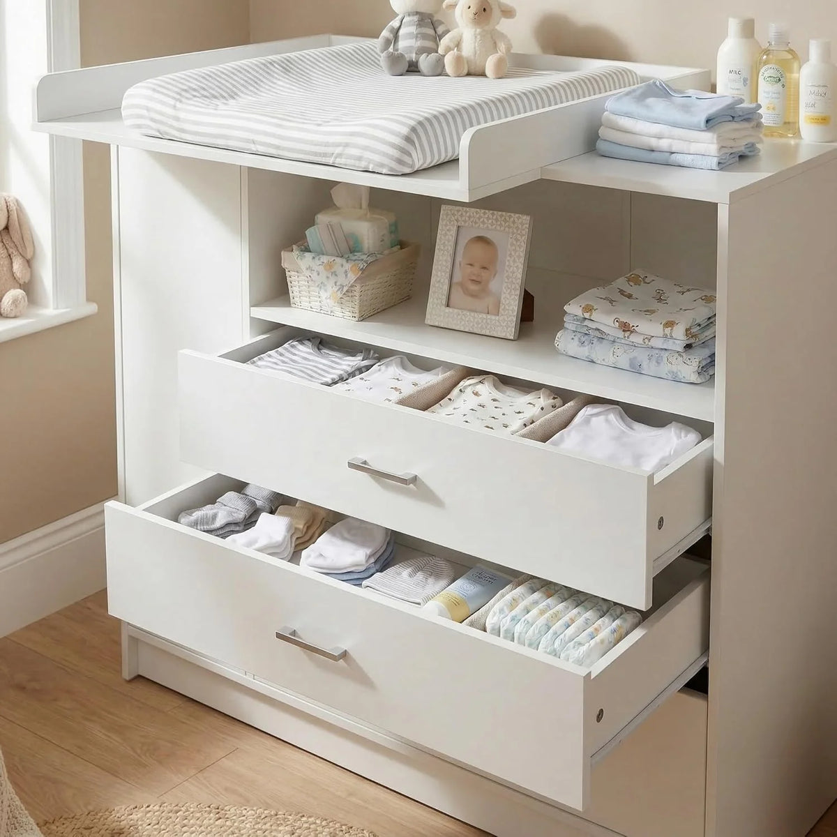 ecomi Cómoda Cambiador para bebé en Madera con Plan de Cambiar. 3 cajones. 1 puerta. Altura 100 cm. Color Blanco. Dimensiones 113x100 cm. tiradores