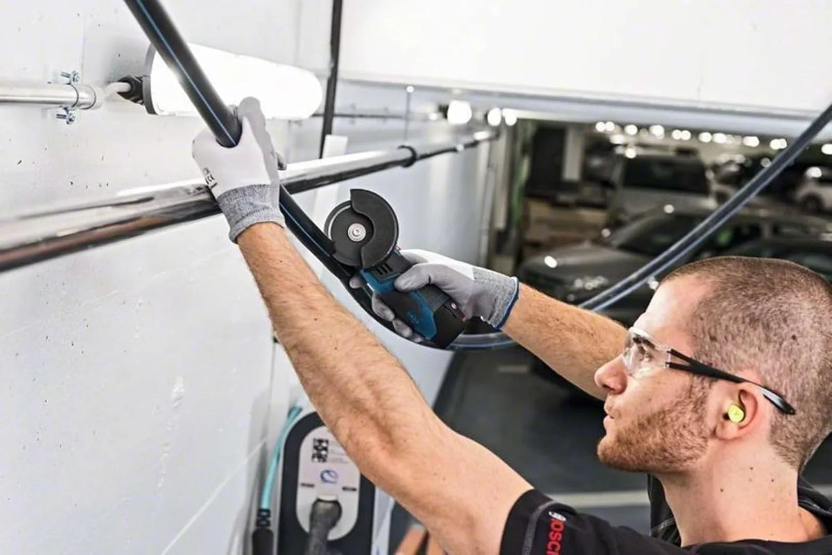 Professional 12V System Akku Winkelschleifer GWS 12V-76 (inkl. 2x 3.0Ah Akku. Schnellladegerät GAL 1230 CV. 1x Carbide Multi Wheel. 2x Trennscheibe