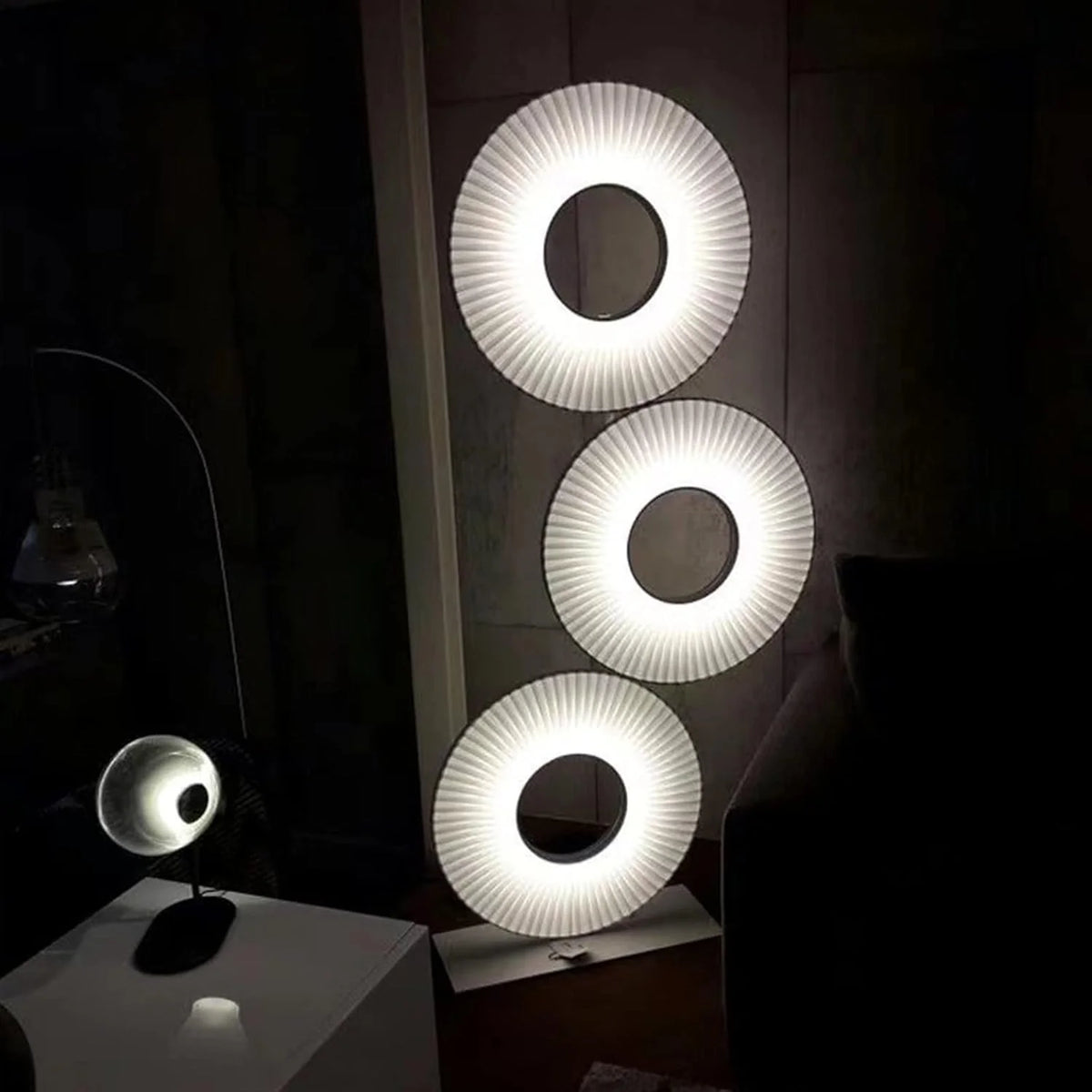 Minimalist art circle living room decorative floor lamp. warm white adjustable LED lamp. with shadow effect creating an atmosphere. acrylic material. indoor lamp
