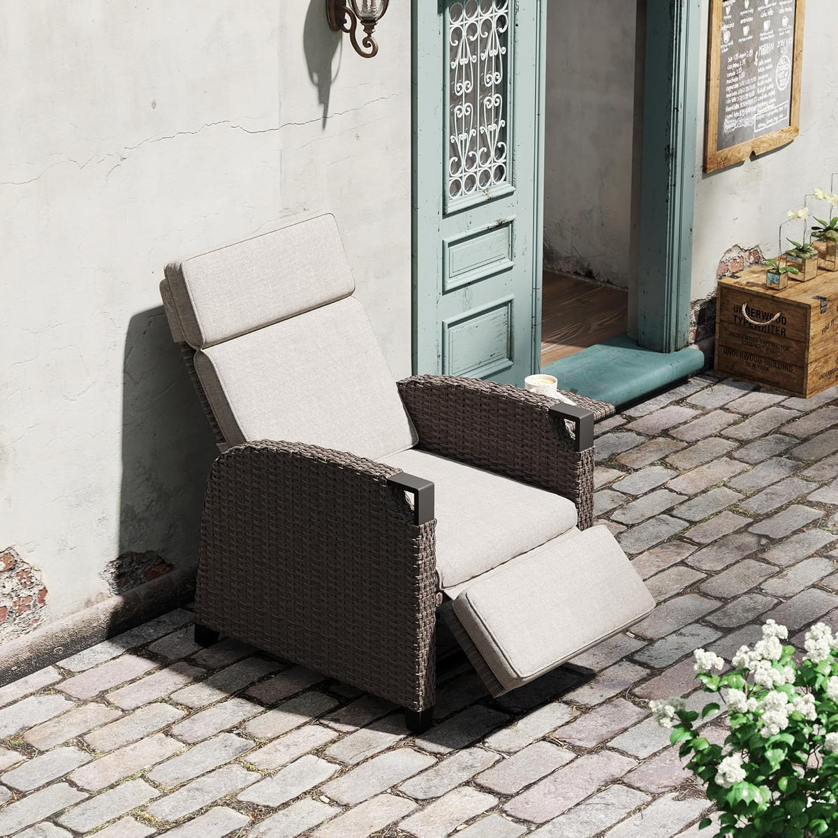 Amopatio Relaxliege Liegesessel. Rattan Sonnenliege mit Verstellbar Rückenlehne und Klapptisch. Outdoor Gartensessel wetterfestes. für Terrasse.