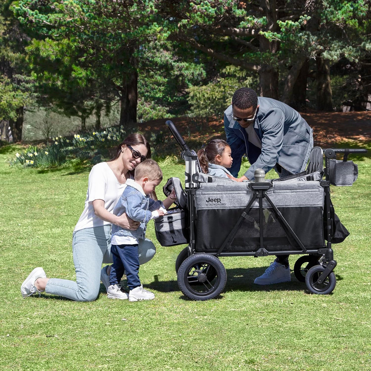 Luxurious 4-seater children's stroller - A high-end 4-seater children's stroller specially designed for 4 children. equipped with convertible seats. adjustable push-pull handles. detachable sunshade. and flat folding device. The color is grey.