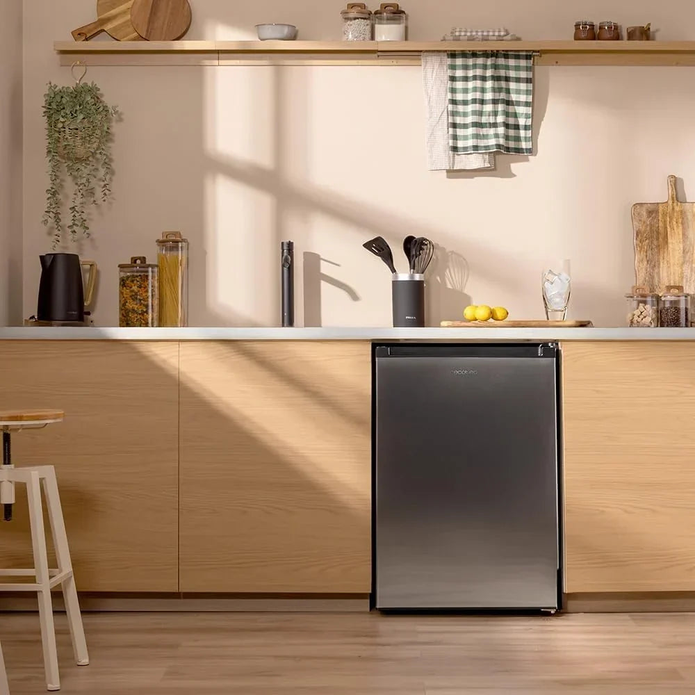 Cecotec Congelador Vertical Sobremesa 97 L Bolero CoolMarket TF 97 Inox. Clase Energética E. Diseño compacto. Puerta reversible. 3 Cajones. Medidas