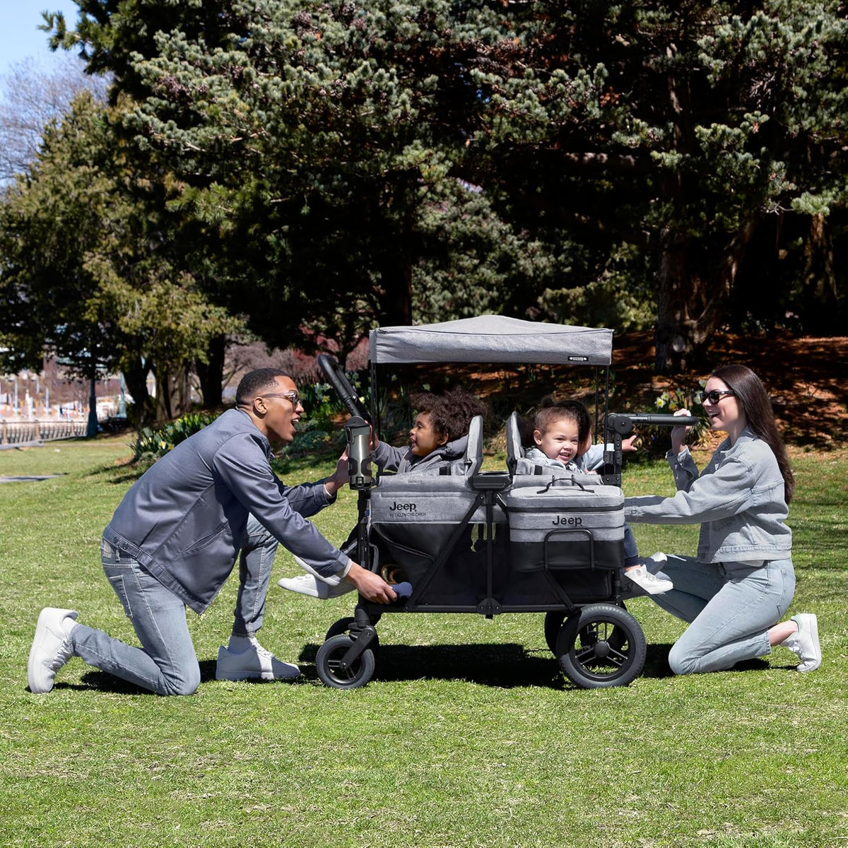 Luxurious 4-seater children's stroller - A high-end 4-seater children's stroller specially designed for 4 children. equipped with convertible seats. adjustable push-pull handles. detachable sunshade. and flat folding device. The color is grey.