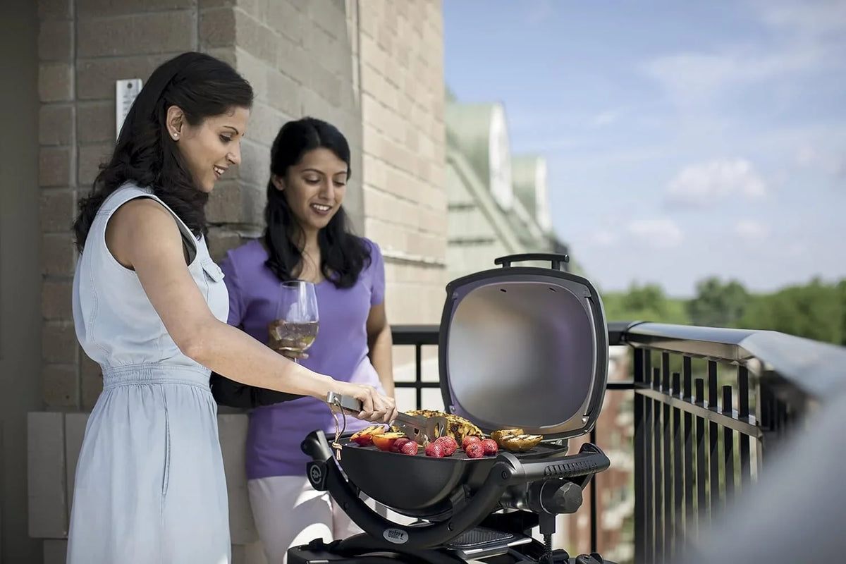 Weber Q1400 Elektrogrill mit Stand. 43 x 32cm Grillfäche. portabler BBQ Grill. 2-geteilter porzellanemaillierter Guss-Grillrost. Aluminiumguss Deckel