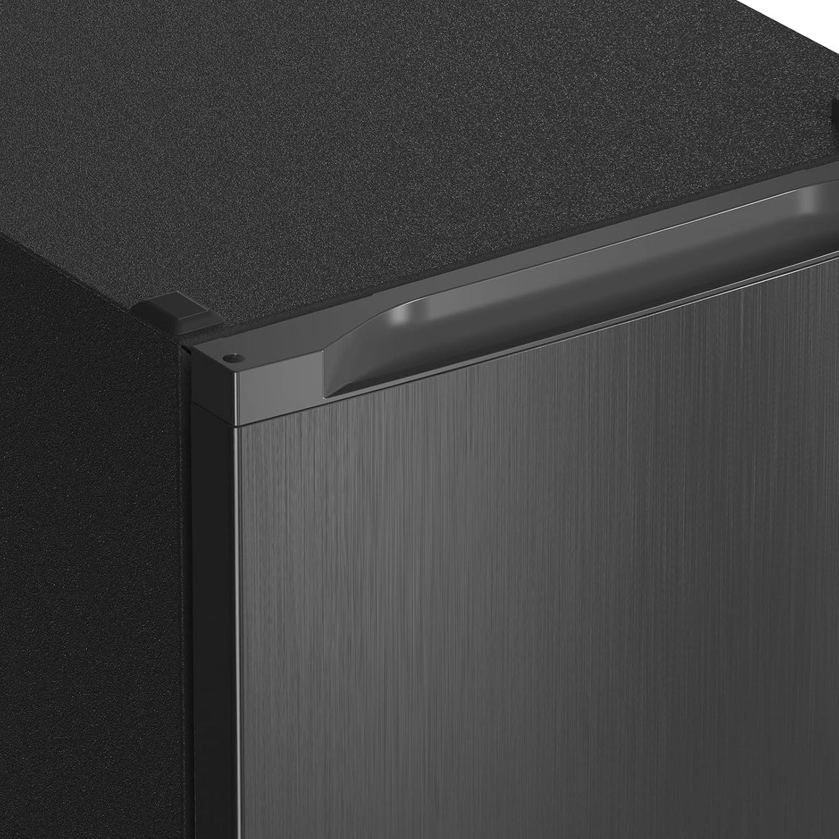 Congelador vertical independiente CHiQ. 145L de capacidad. congelación rápida. termostato ajustable. silencioso. puerta reversible. negro.