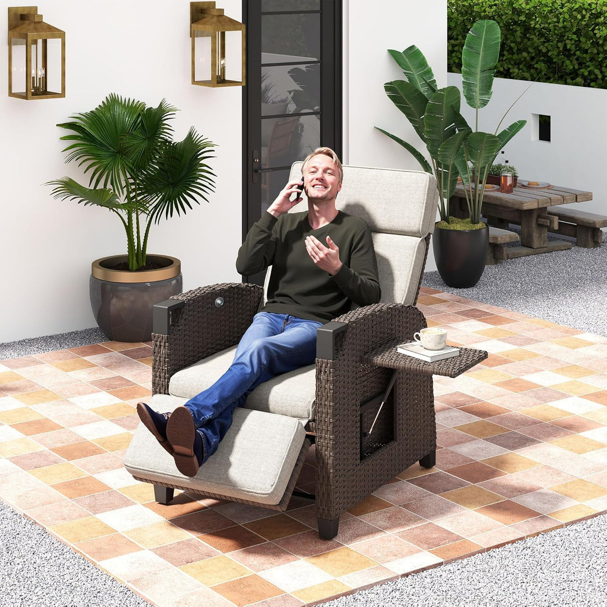 Amopatio Relaxliege Liegesessel. Rattan Sonnenliege mit Verstellbar Rückenlehne und Klapptisch. Outdoor Gartensessel wetterfestes. für Terrasse.