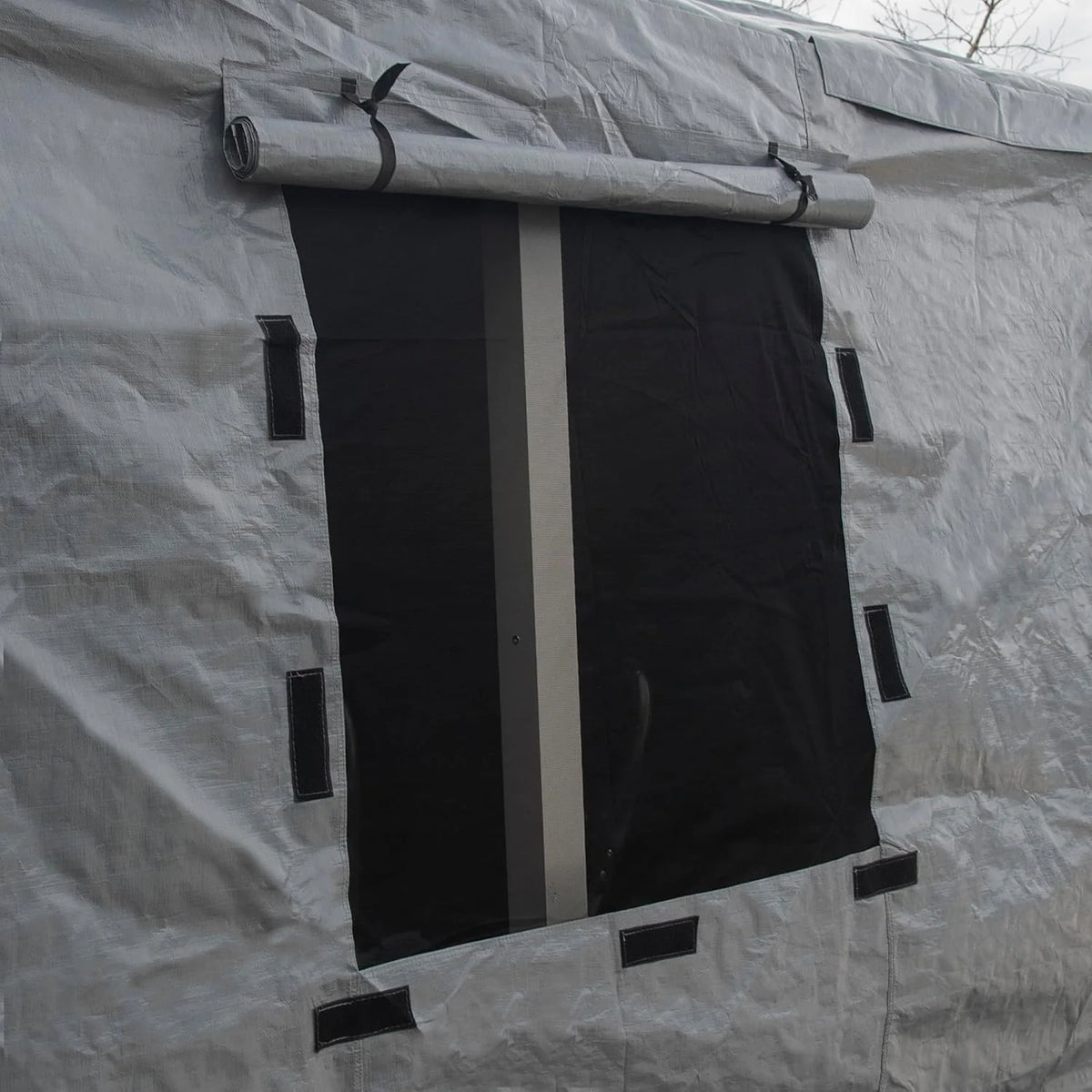 Universal winter tarpaulin. suitable for tall sunshades. used for storing barbecue grills and outdoor furniture. with fireproof and weather-resistant properties. measuring 10 feet by 12 feet. and in gray color.