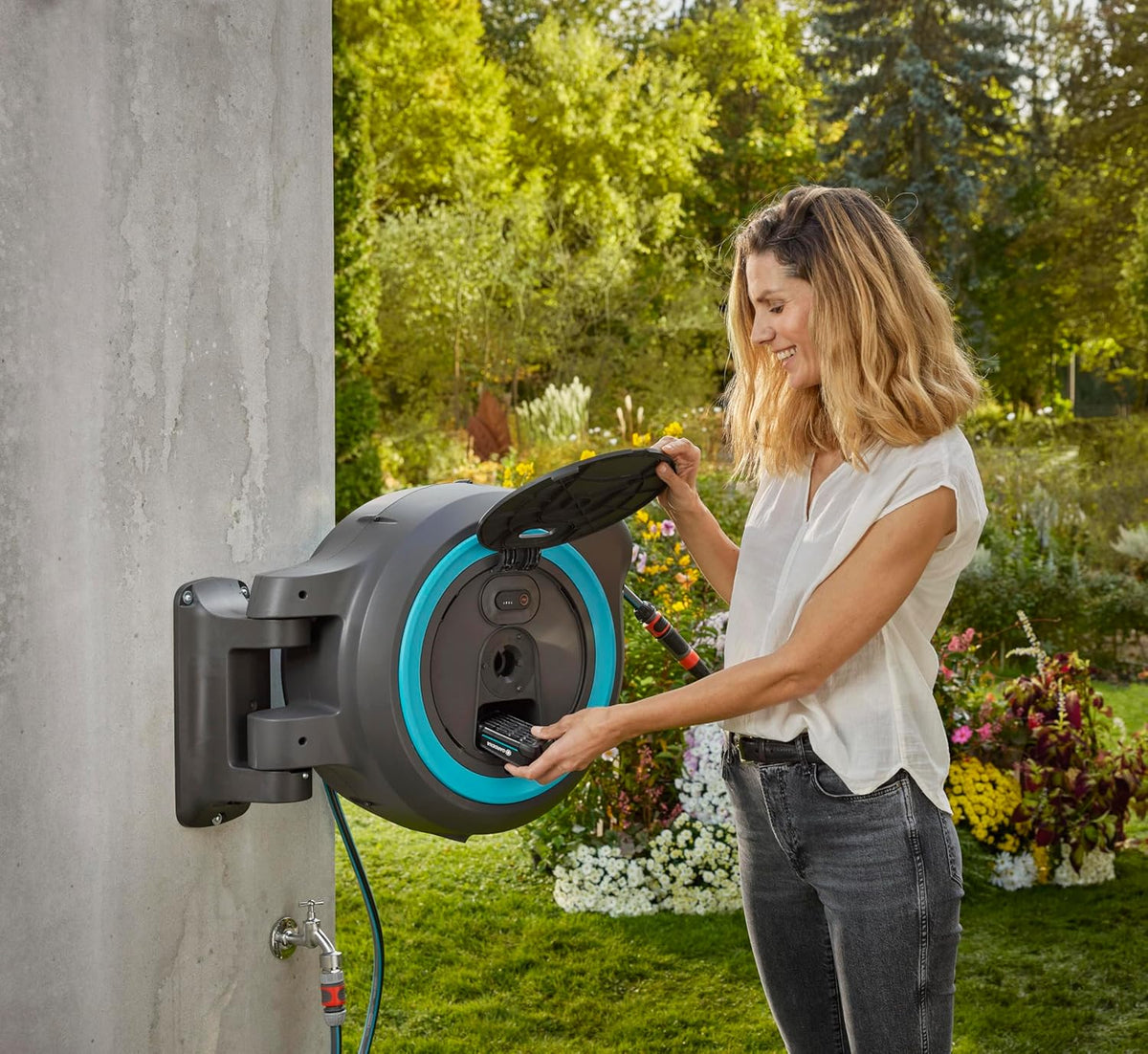 Gardena Akku-Wand-Schlauchbox PowerRoll XL solo: Automatischer Schlauchaufroller mit 35 m Gartenschlauch. Schlauchführung und RollControll.