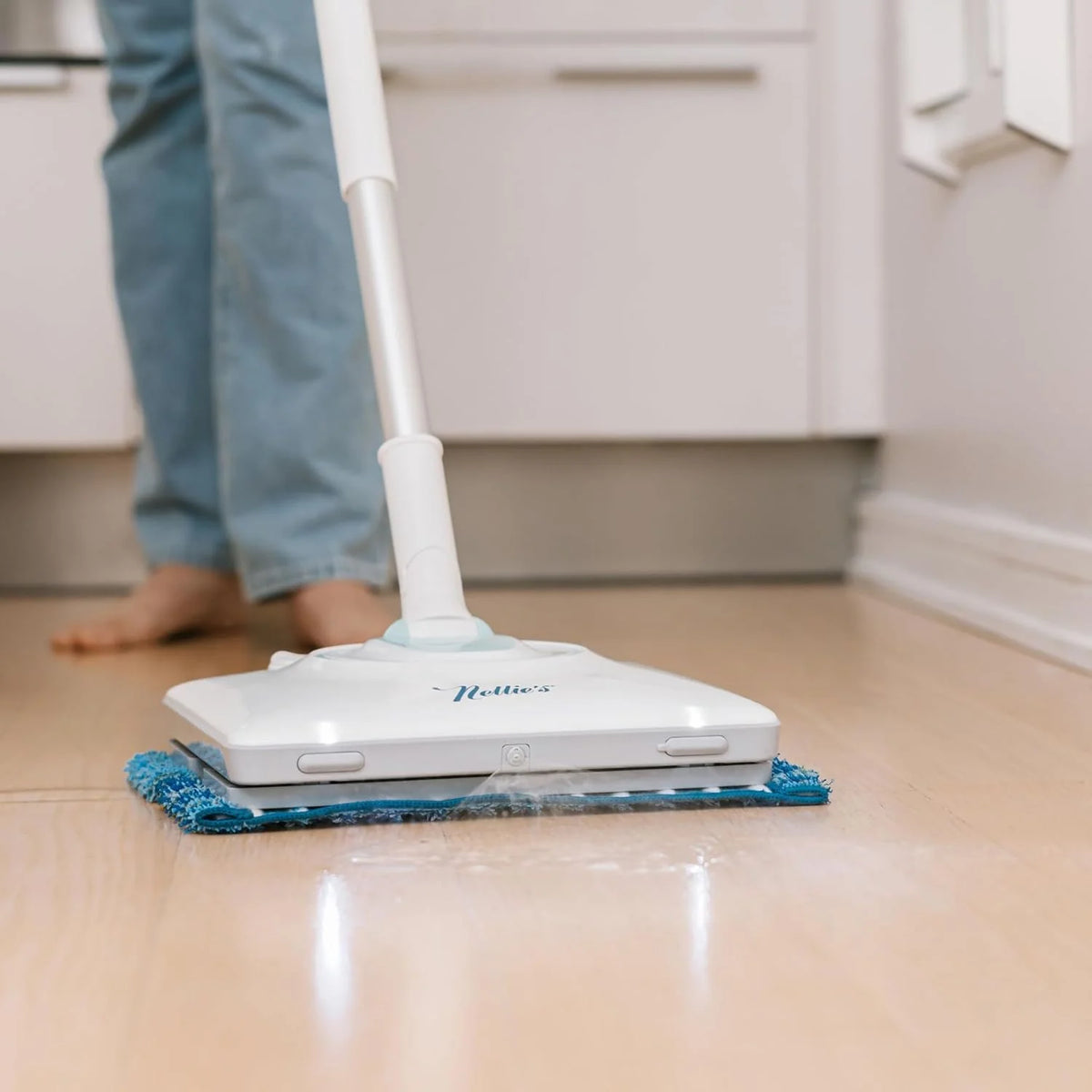 With adjustable handle and built-in water tank - built-in LED lights for thorough cleaning - wireless. battery-powered and easy to use - suitable for all floor types. environmentally friendly and sustainable