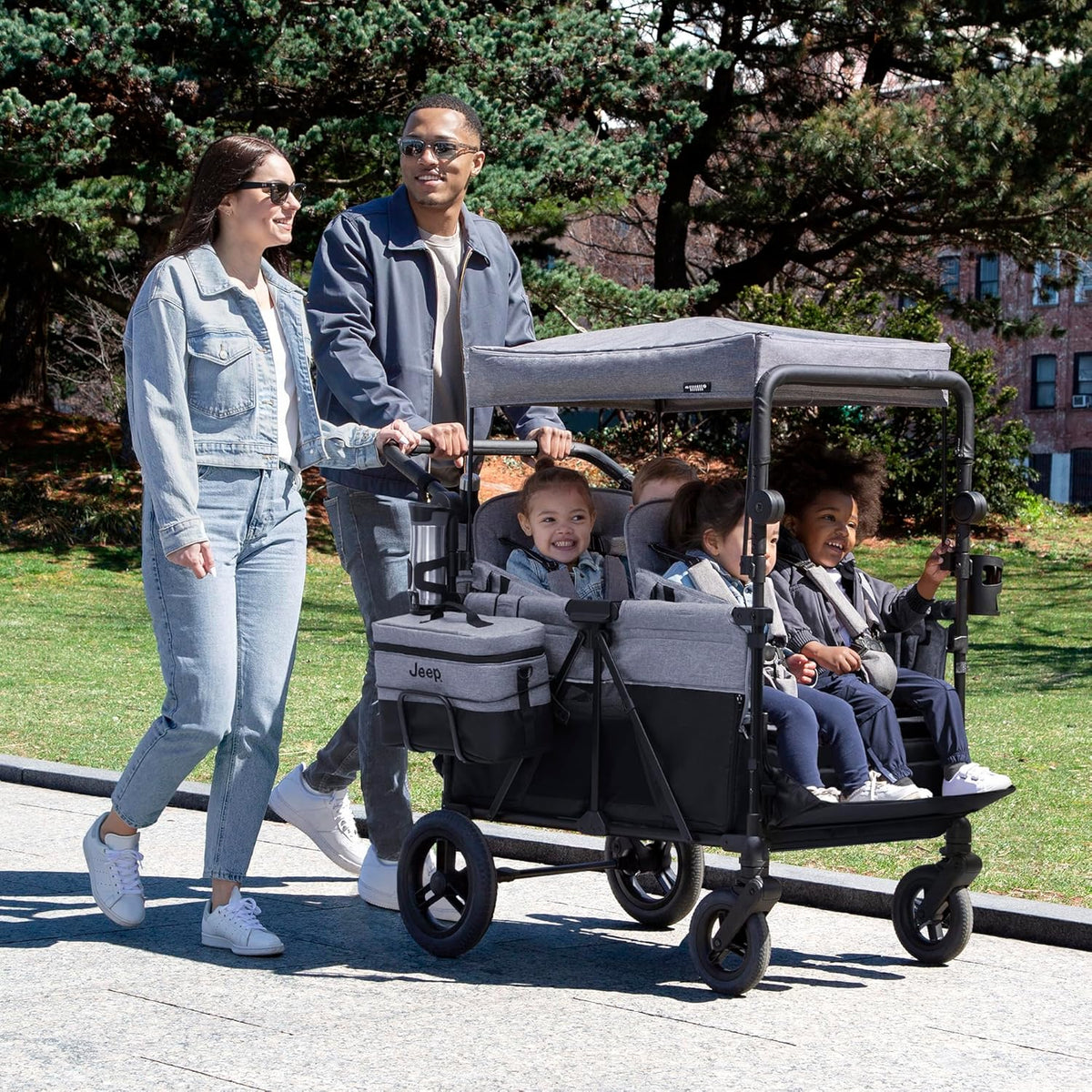 Luxurious 4-seater children's stroller - A high-end 4-seater children's stroller specially designed for 4 children. equipped with convertible seats. adjustable push-pull handles. detachable sunshade. and flat folding device. The color is grey.