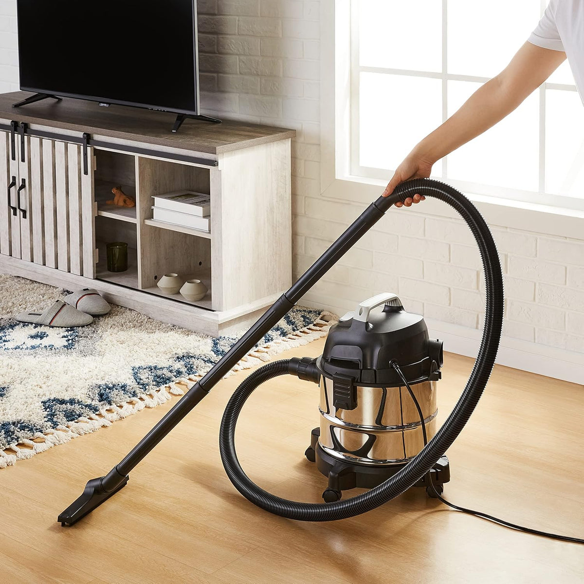 Basic type wet-dry dual-purpose vacuum cleaner. 4-gallon capacity for home use. 3 horsepower. stainless steel material. gray/black