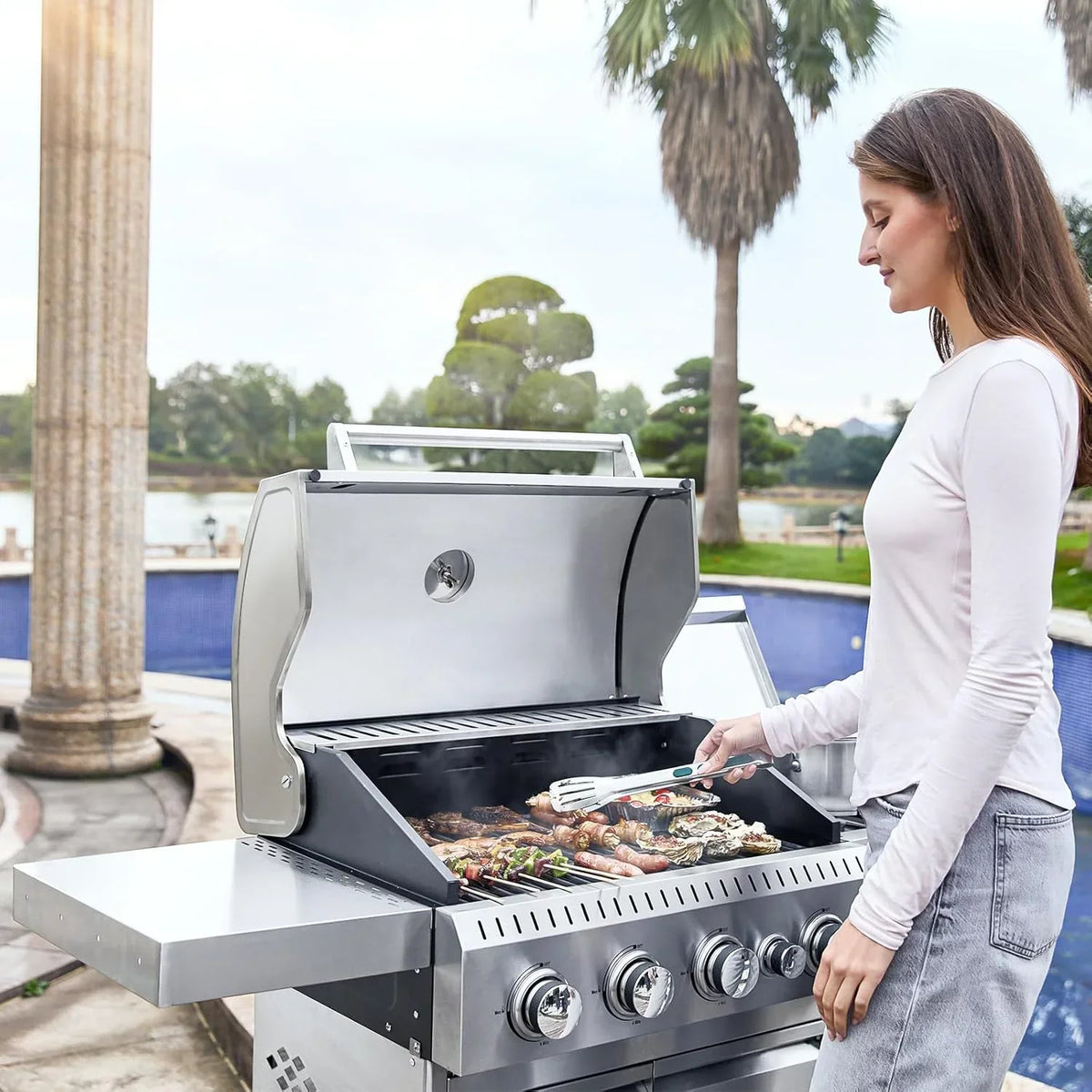 4-Burner Propane Gas Grill with Cast Iron Grates. Side Stove and 44.000 BTU Stainless Steel Burners