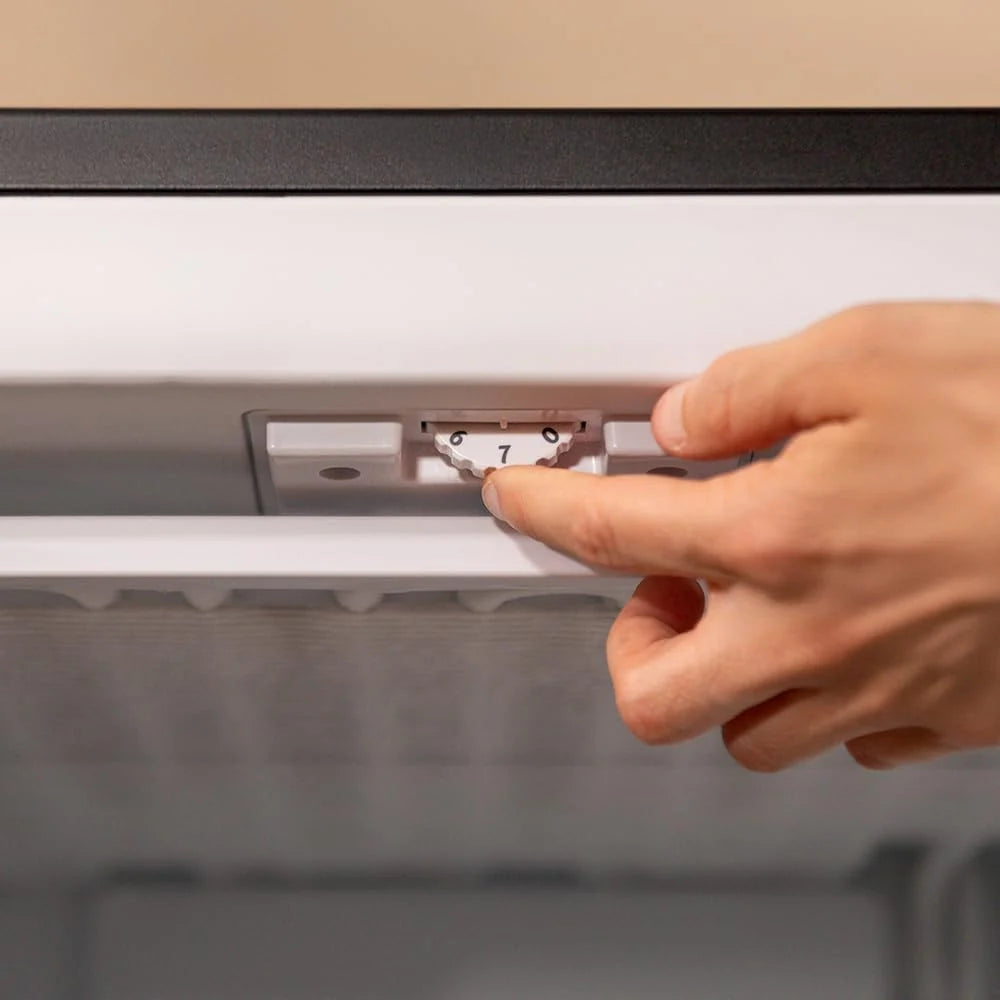 Cecotec Congelador Vertical Sobremesa 97 L Bolero CoolMarket TF 97 Inox. Clase Energética E. Diseño compacto. Puerta reversible. 3 Cajones. Medidas