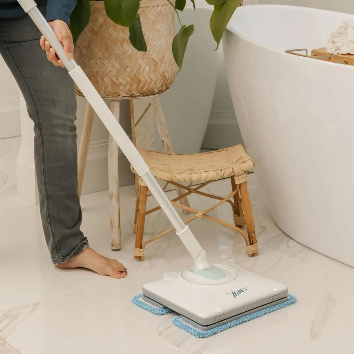 With adjustable handle and built-in water tank - built-in LED lights for thorough cleaning - wireless. battery-powered and easy to use - suitable for all floor types. environmentally friendly and sustainable