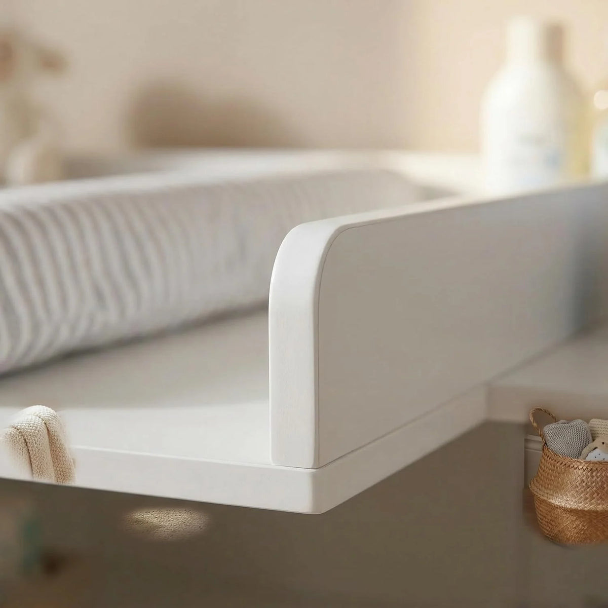 ecomi Cómoda Cambiador para bebé en Madera con Plan de Cambiar. 3 cajones. 1 puerta. Altura 100 cm. Color Blanco. Dimensiones 113x100 cm. tiradores