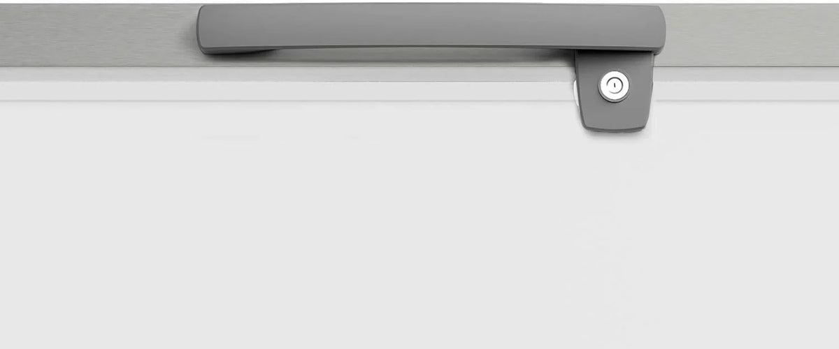 METRO Professional Congelador horizontal GHF2700S. 188 x 73.5 x 94.5 cm. 700 L. 125W. 3 cestas. iluminación LED. 6 ruedas. con cerradura. blanco/gris