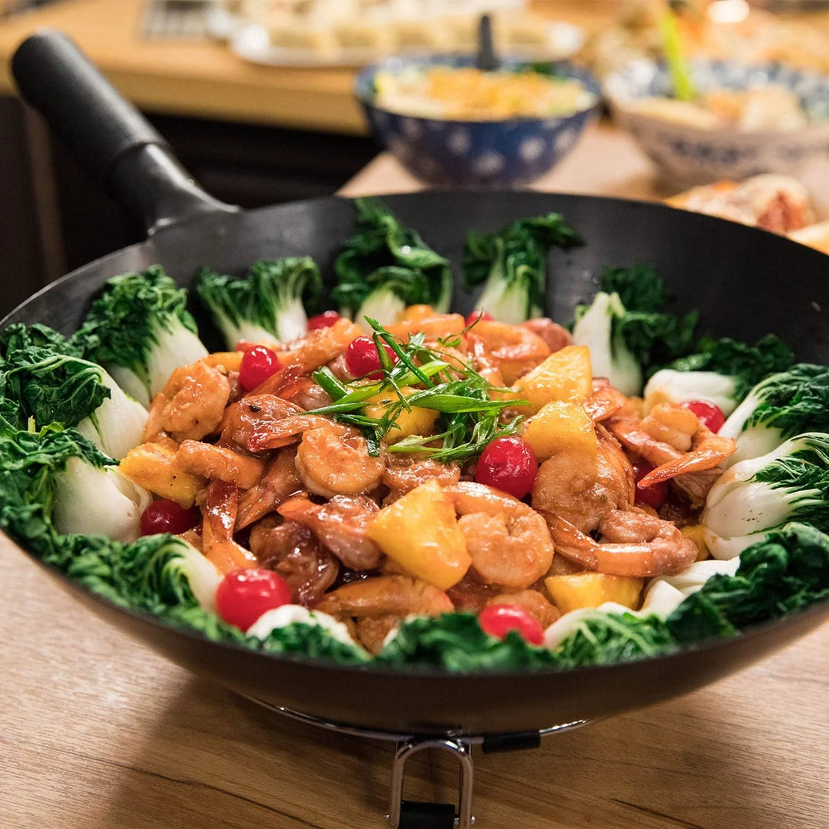 The electromagnetic frying pan can precisely control the temperature. ranging from 100°F to 575°F with intervals of 5°F. The pan body is dark in color. which can add complex charred aromas and flavors. The power is 3 watts. The specifications are 600