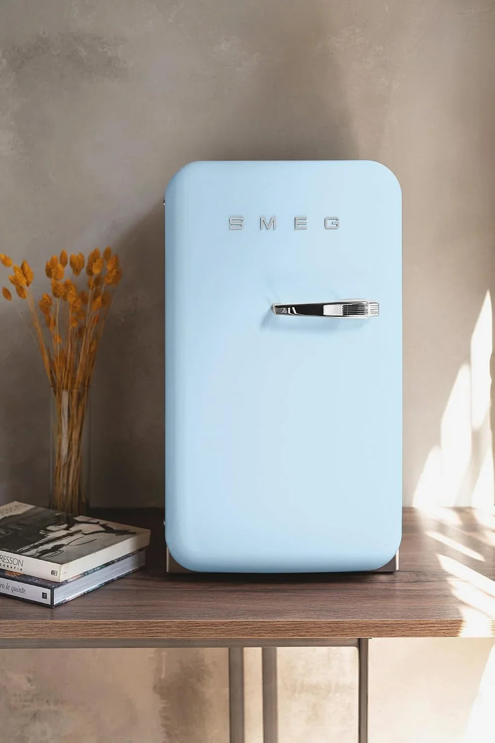 Smeg. FAB5LDPB6 Minibar Kühlschrank. Vintage. eine Tür. 34 l. Scharniere links. statische Kälte. 2 verstellbare Einlegeböden. Flaschenhalter und LED-