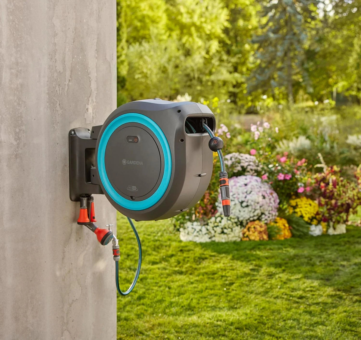 Gardena Akku-Wand-Schlauchbox PowerRoll XL solo: Automatischer Schlauchaufroller mit 35 m Gartenschlauch. Schlauchführung und RollControll.