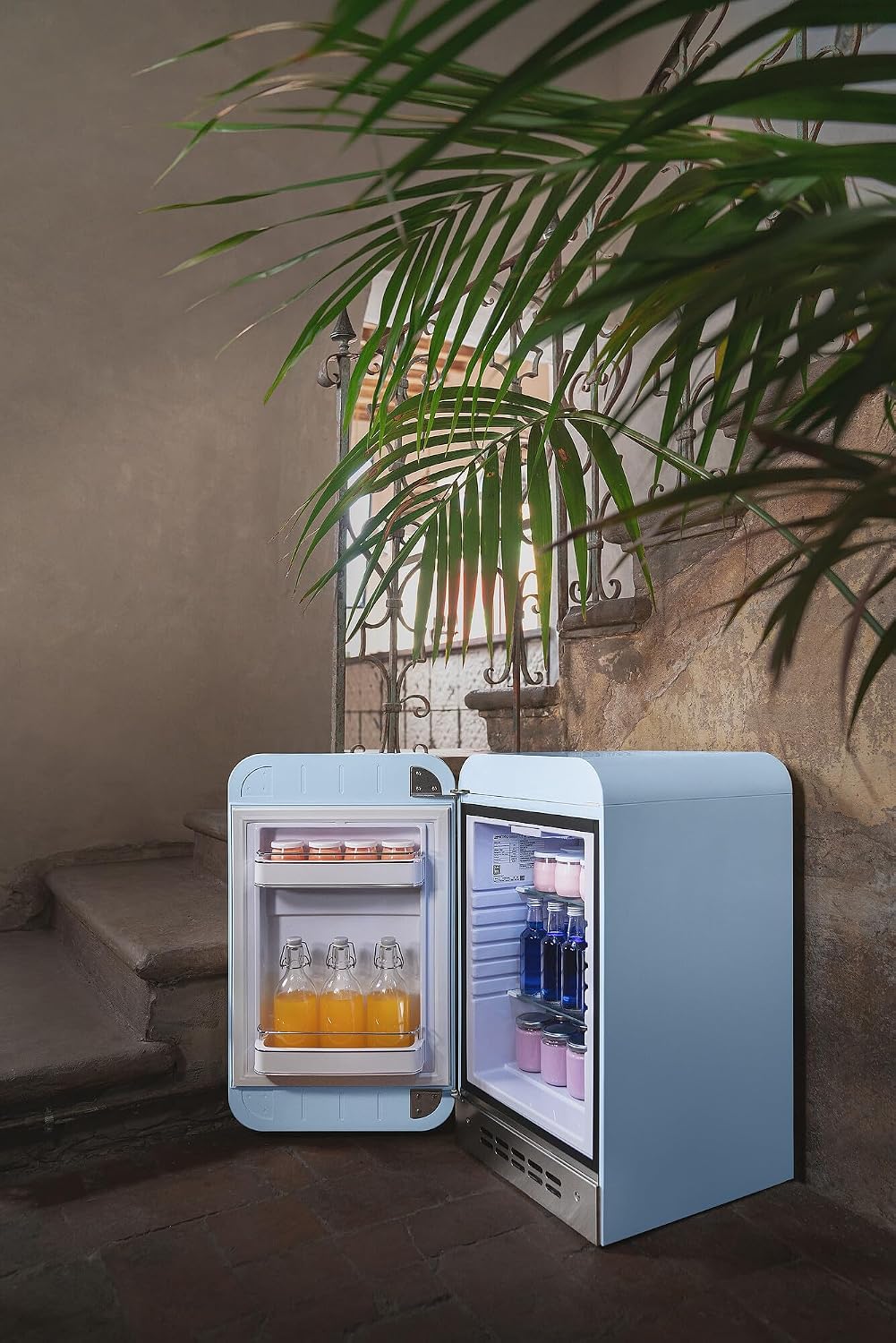 Smeg. FAB5LDPB6 Minibar Kühlschrank. Vintage. eine Tür. 34 l. Scharniere links. statische Kälte. 2 verstellbare Einlegeböden. Flaschenhalter und LED-