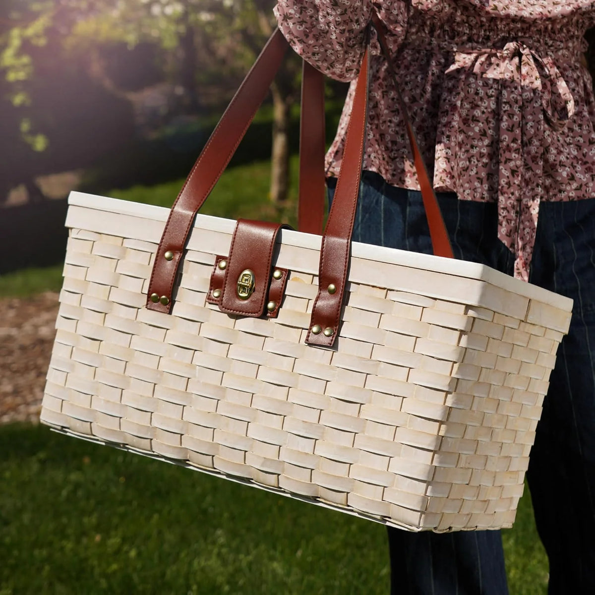 Outdoor picnic basket (with lid and handle). four-person picnic basket (including accessories) picnic equipment set (28-piece set)