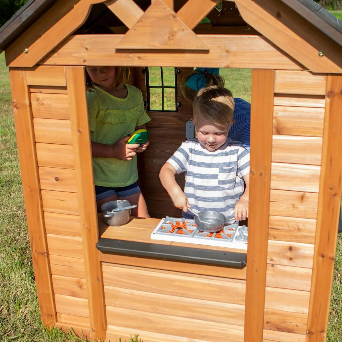 Children's playhouse cabin. equipped with a game kitchen. snack bar. half-door. toy phone. windows. flower pot stand and an operable doorbell. suitable for creative outdoor games.