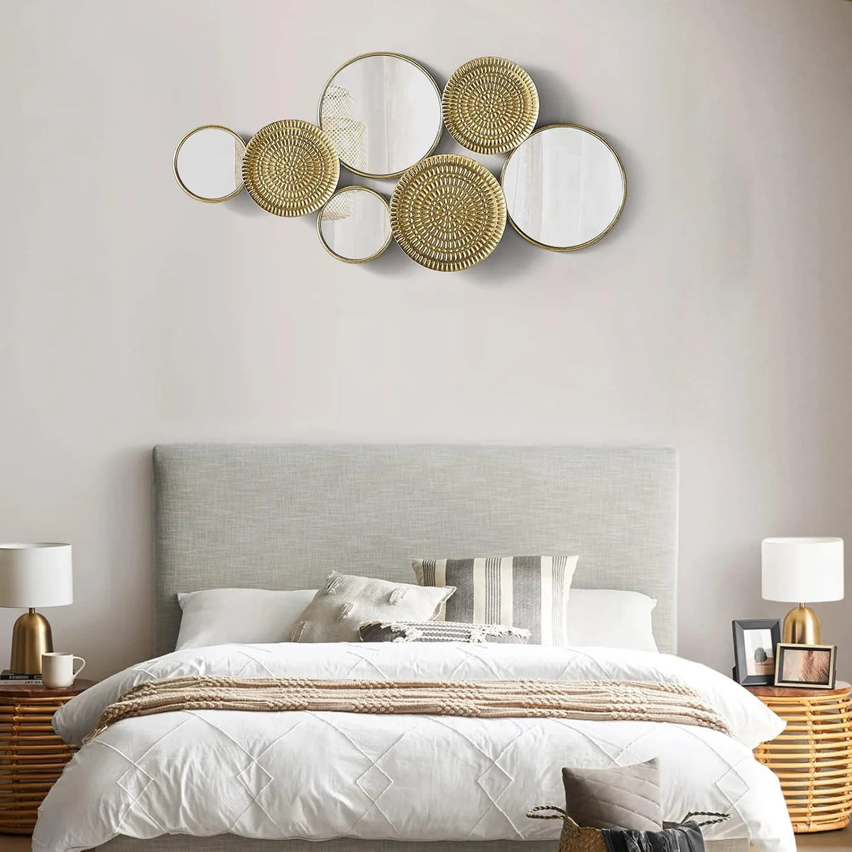 Home decoration metal wall ornaments. a mirror with multiple circular lenses. large modern wall art sculptures for decoration. suitable for living rooms. offices. and bedrooms. Dimensions: 45.3 x 1.9 x 21.6 inches. Made of gold material.