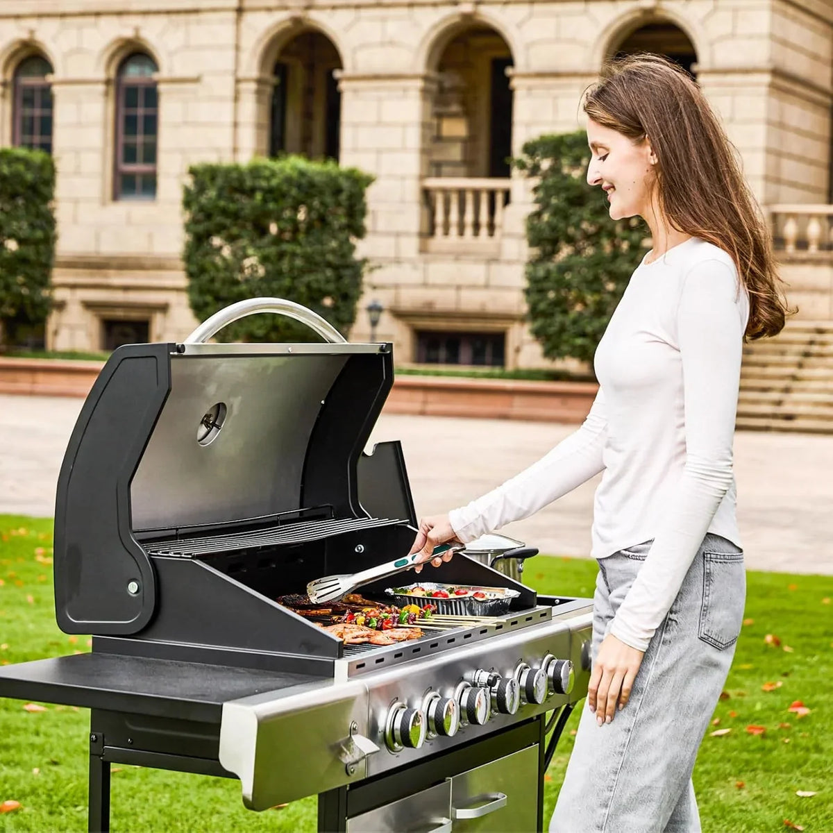 4-Burner Propane Gas Grill with Cast Iron Grates. Side Stove and 44.000 BTU Stainless Steel Burners