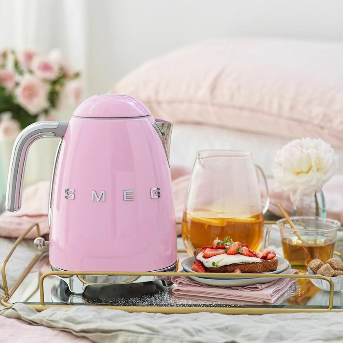 Retro style 7-tank electric kettle. featuring automatic power-off function. detachable base and water level indicator. with matte Canobrandt finish.