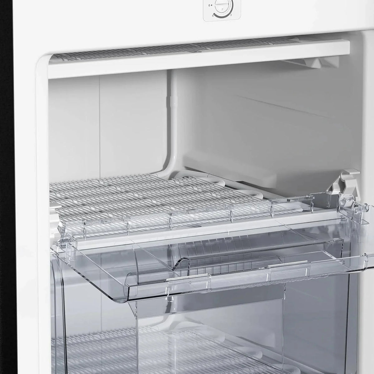 Congelador vertical independiente CHiQ. 145L de capacidad. congelación rápida. termostato ajustable. silencioso. puerta reversible. negro.