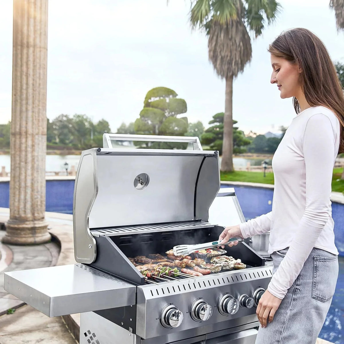 4-Burner Propane Gas Grill with Cast Iron Grates. Side Stove and 44.000 BTU Stainless Steel Burners
