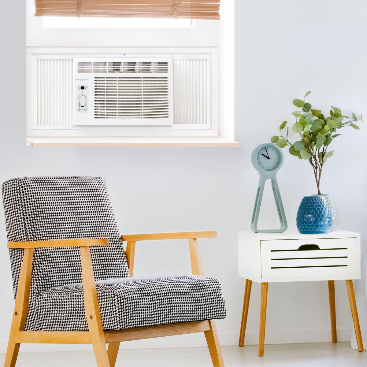 A 5000 calorie heating/cooling window air conditioner and dehumidifier. suitable for apartments. living rooms. bathrooms and small rooms with an area of no more than 150 square feet. The quiet window air conditioner is equipped with a remote control.