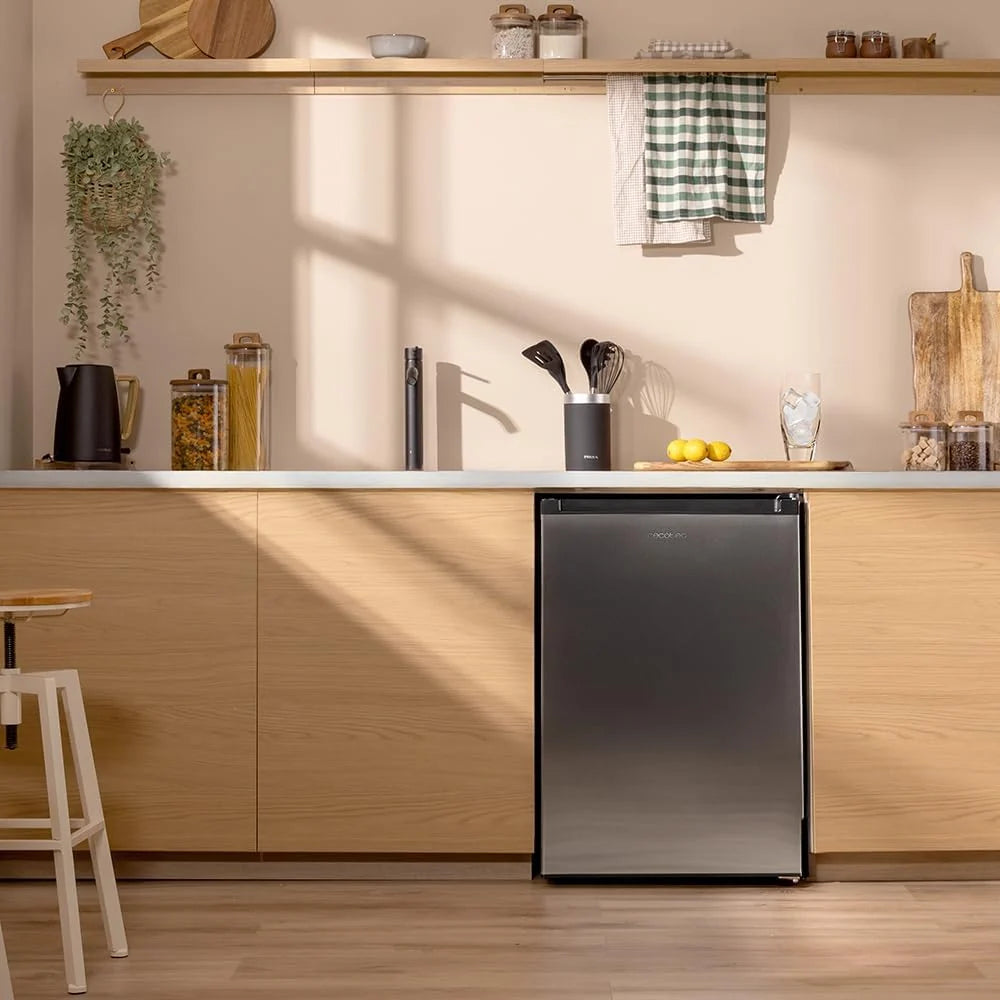 Cecotec Congelador Vertical Sobremesa 97 L Bolero CoolMarket TF 97 Inox. Clase Energética E. Diseño compacto. Puerta reversible. 3 Cajones. Medidas