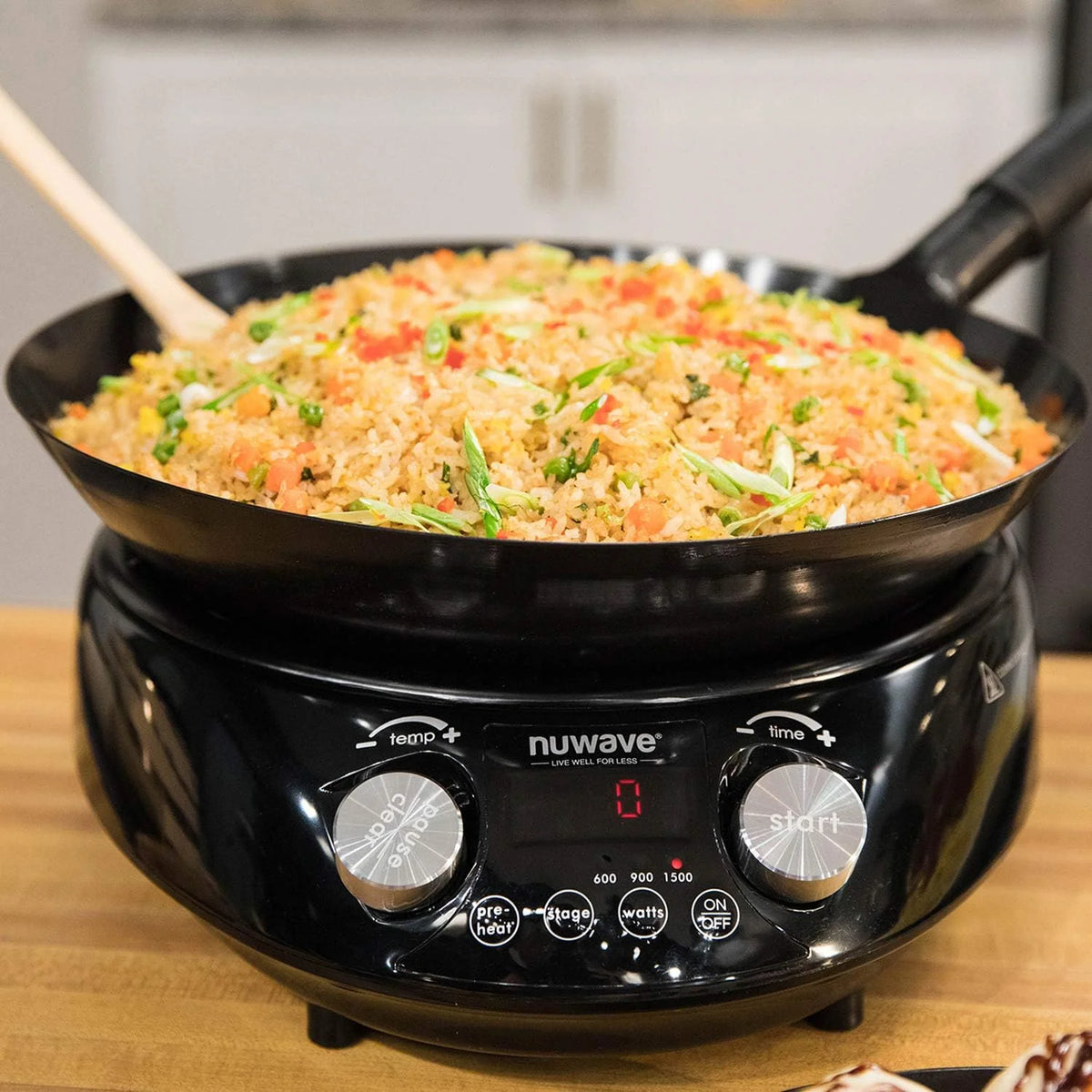 The electromagnetic frying pan can precisely control the temperature. ranging from 100°F to 575°F with intervals of 5°F. The pan body is dark in color. which can add complex charred aromas and flavors. The power is 3 watts. The specifications are 600