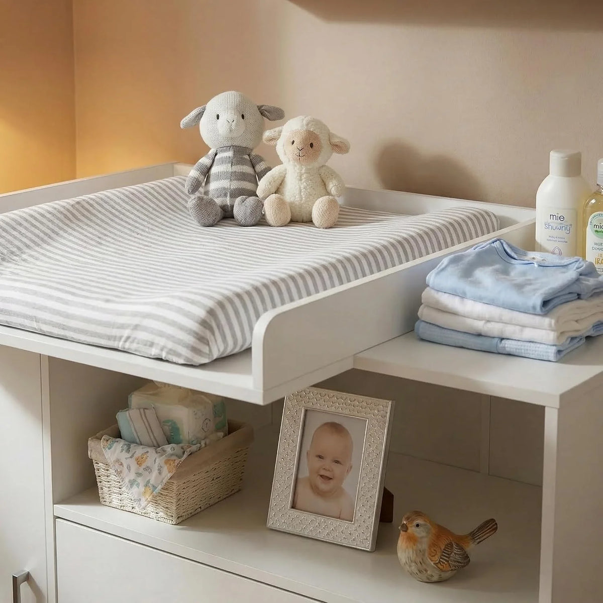 ecomi Cómoda Cambiador para bebé en Madera con Plan de Cambiar. 3 cajones. 1 puerta. Altura 100 cm. Color Blanco. Dimensiones 113x100 cm. tiradores