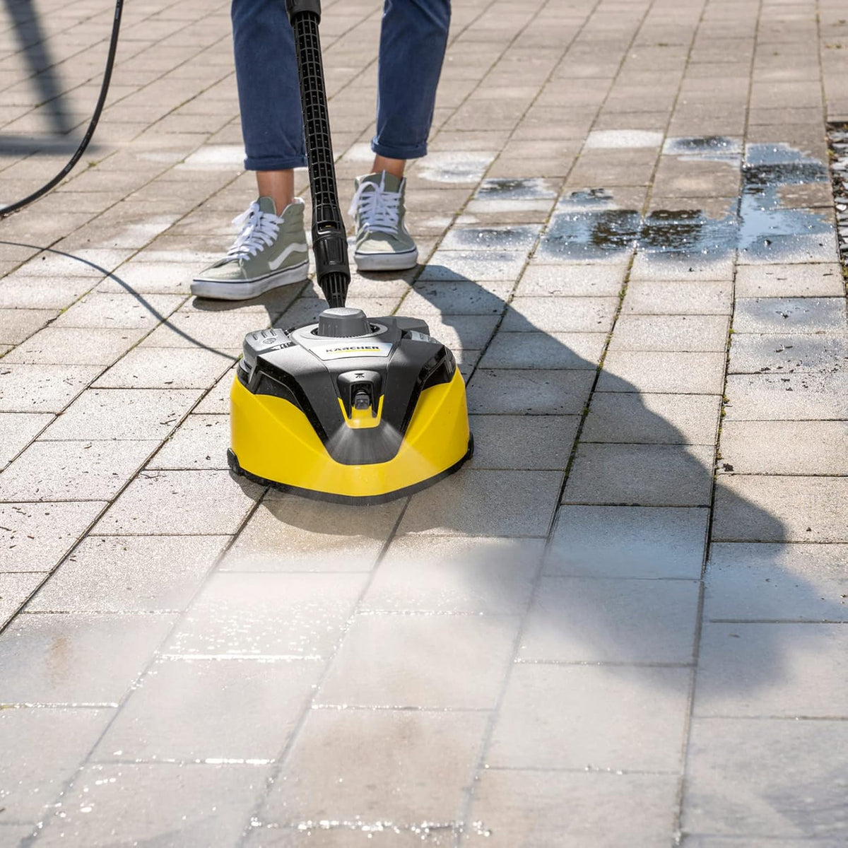 Pressure cleaning machine. K4 power control mode. maximum pressure 1900 pounds per square inch. 26-foot long hose. 2 nozzles - flow rate 1.5 gallons per minute