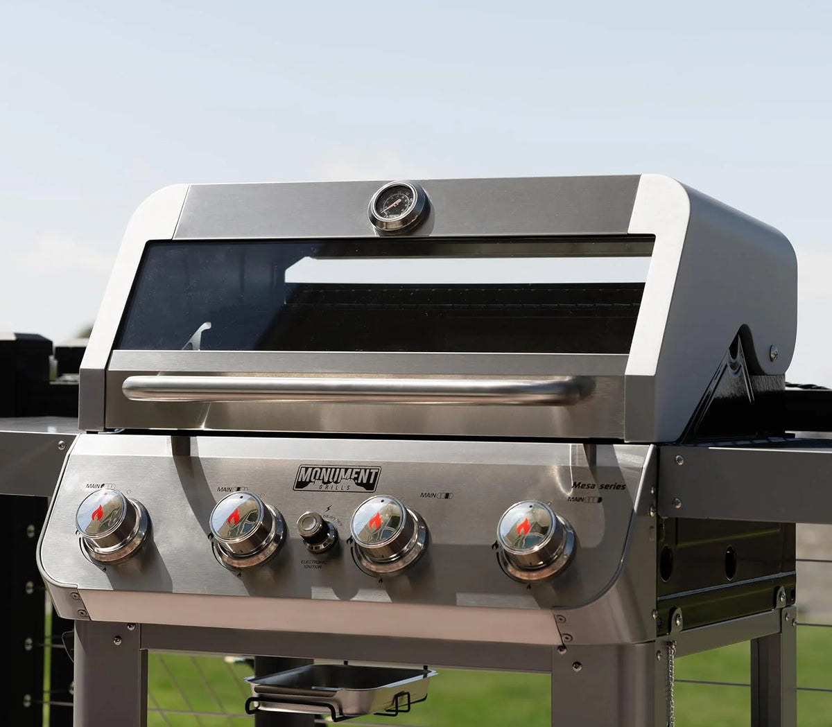 Grills 4-Burner Liquid Propane Gas Grill. Silver Stainless Steel Grill Outdoor Patio Garden Barbecue Grill with Clearview® Lid and One Foldable Shelf. Mesa400MF