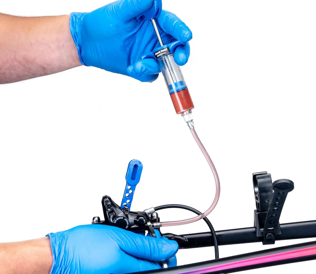 Hydraulic brake fluid discharge kit suitable for mineral oil