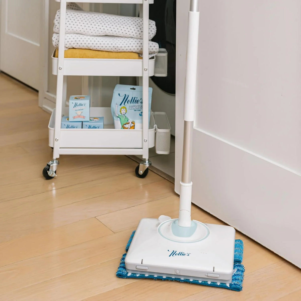 With adjustable handle and built-in water tank - built-in LED lights for thorough cleaning - wireless. battery-powered and easy to use - suitable for all floor types. environmentally friendly and sustainable