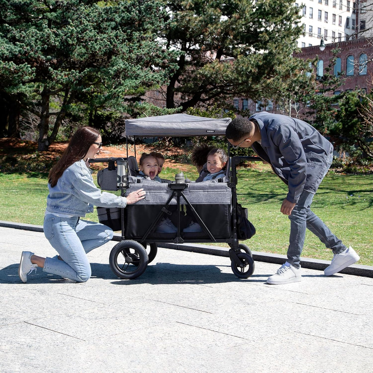 Luxurious 4-seater children's stroller - A high-end 4-seater children's stroller specially designed for 4 children. equipped with convertible seats. adjustable push-pull handles. detachable sunshade. and flat folding device. The color is grey.
